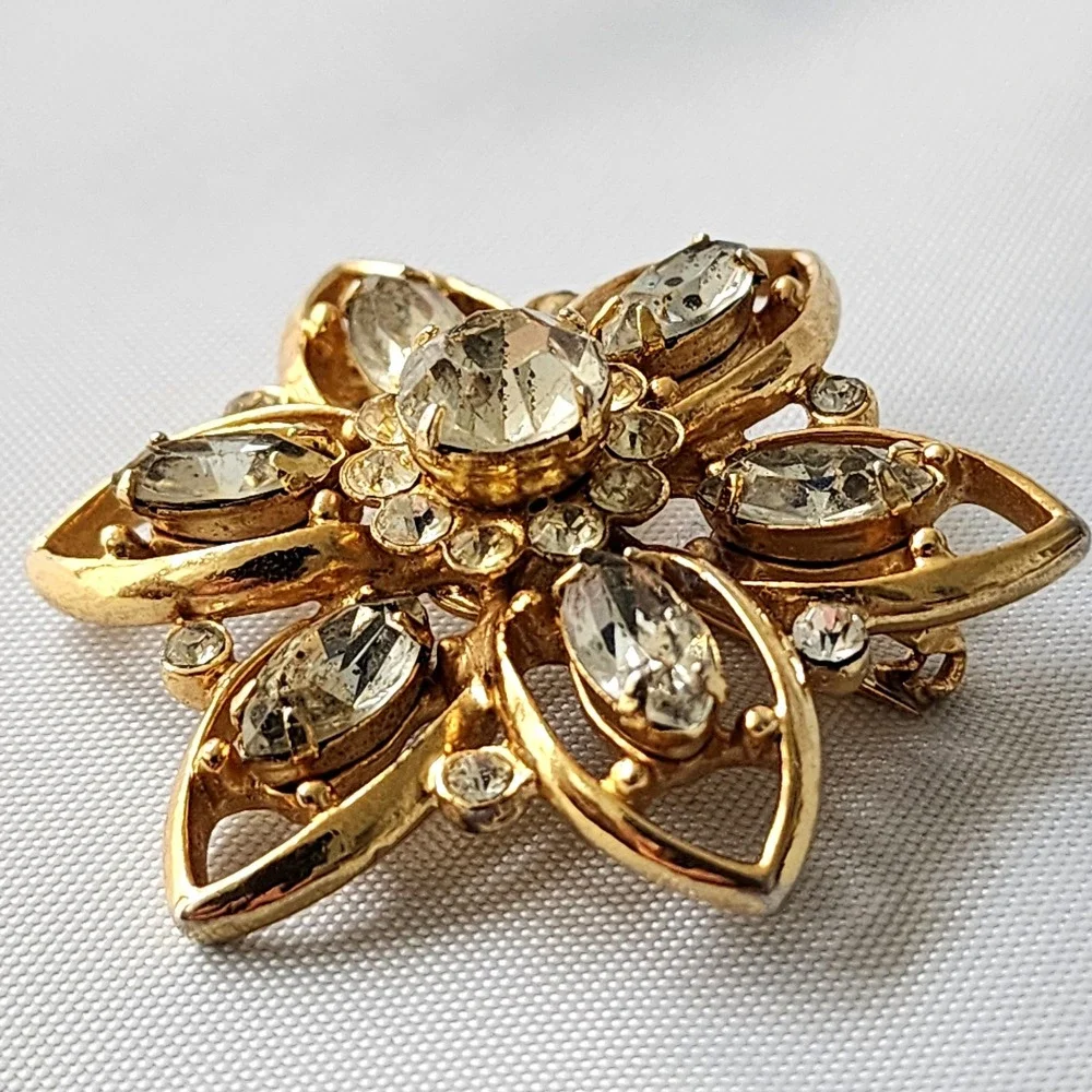 Kramer of New York Rhinestone Brooch‎ Flower Pin Gold Tone Vintage Collectible